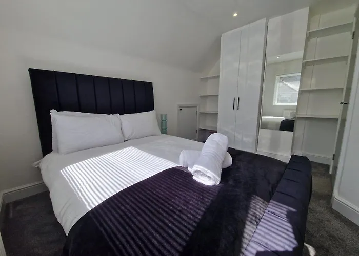 Modern Detached 3 Bedroom Home With Off-Road Parking & Bike Store