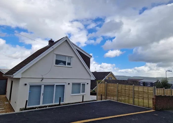 Modern Detached 3 Bedroom Home With Off-Road Parking & Bike Store