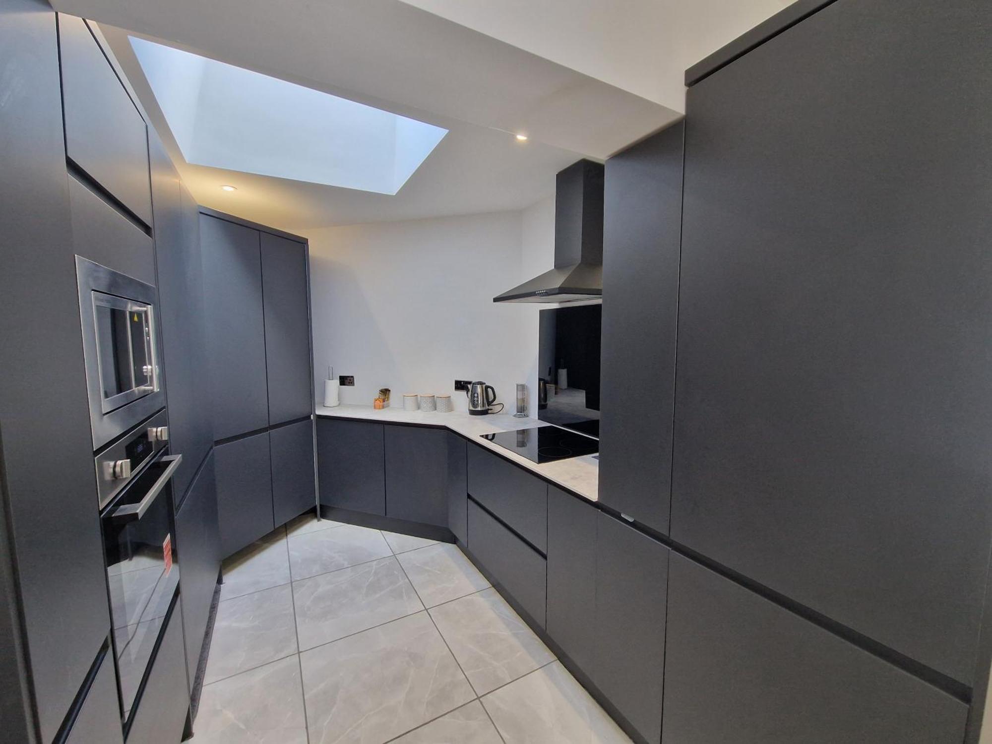 Holiday home Modern Detached 3 Bedroom With Off-road Parking & Bike Store *