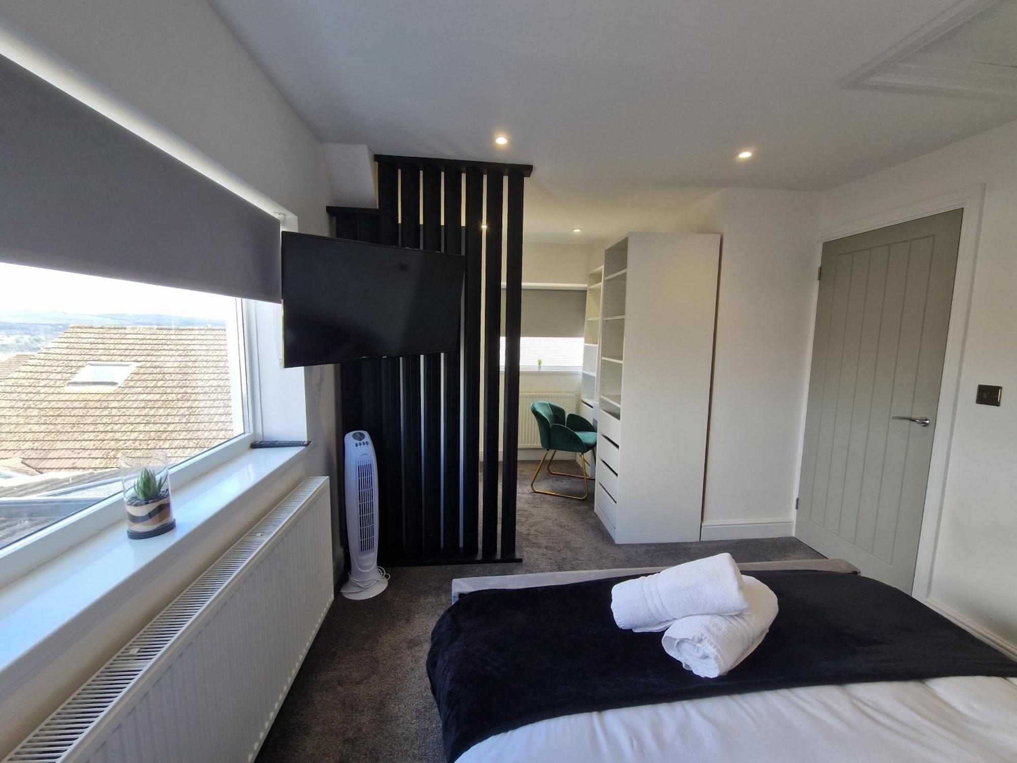 Holiday home Modern Detached 3 Bedroom With Off-road Parking & Bike Store *