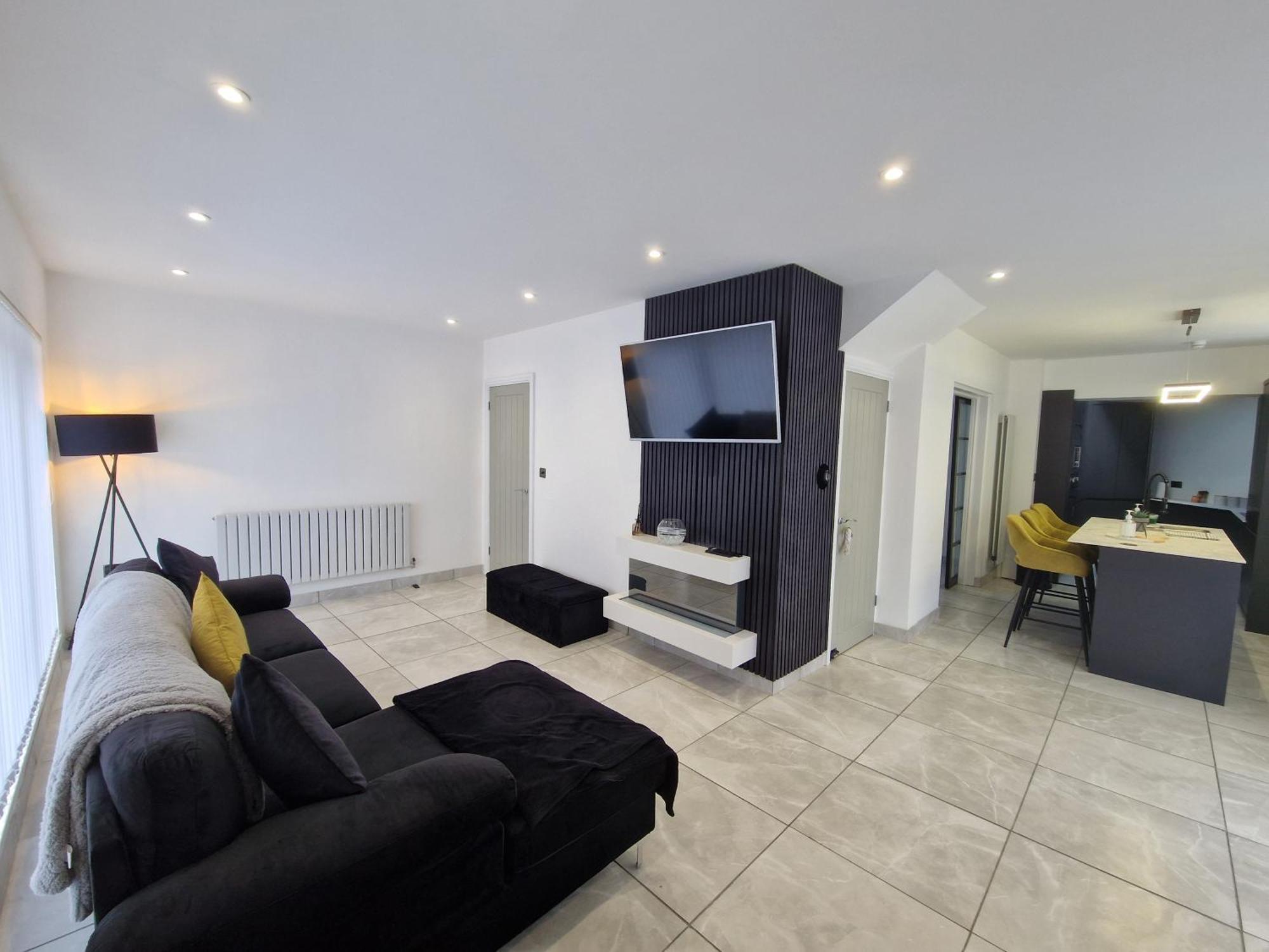 Modern Detached 3 Bedroom With Off-road Parking & Bike Store